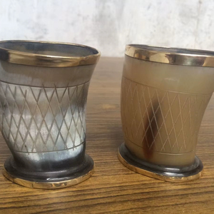 Corne à boire en buffle de style Viking personnalisable, fabriquée à la main, respectueuse de l'environnement, avec sangle en cuir poli et support métallique pour les passionnés - Product Image 1