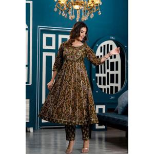 Ensemble Anarkali Salwar Kameez brodé de style pakistanais et indien en vert foncé avec pantalon et dupatta - Product Image 6