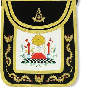 Tablier maçonnique premium en peau d'agneau Pastmaster, velours noir, brodé à la main, avec ceinture réglable à aimant et corde - Officiel - Product Image 1