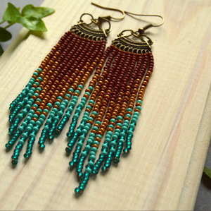 Pendientes largos hechos a mano con flecos de cuentas de semillas mágicas y borlas - Dorado - Largos - Product Image 1