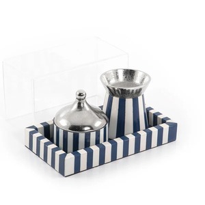 Quemador de incienso de metal de diseño premium exclusivo con fregona intrincada para la decoración del altar del hogar y el ambiente de meditación - Product Image 1