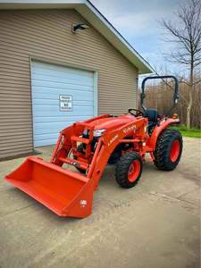 Achetez maintenant, livraison rapide, en stock, tracteur de jardin LA526 rouge abordable avec chargeur frontal, tracteur à 4 roues motrices, moteur multifonctionnel. - Product Image 2