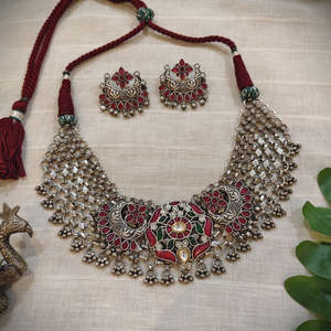 ชุดสร้อยคอแบบออกซิไดซ์ลายชนเผ่ารูบี้ เคมป์ เครื่องประดับสะสมทางวัฒนธรรม - Product Image 4