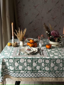 Mantel de Algodón Floral Moderno Hecho a Mano, Elegante y Versátil, en Varios Tamaños, con Diseño Estampado en Bloque, Ideal para Regalos de Acción de Gracias y Navidad - Product Image 5