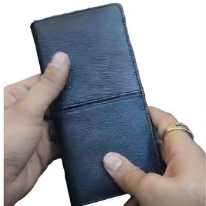 Cartera Larga Bifold Negra Texturizada para Hombre con Múltiples Ranuras para Tarjetas y Ventana para Identificación, Accesorio Organizador Ejecutivo Profesional Delgado - Product Image 1