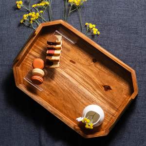 Plateau de service en bois abstrait artisanal avec poignées dorées mates Décoration de service naturelle avec la meilleure qualité disponible au meilleur prix - Product Image 2