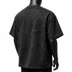 Camiseta de hombre negra de algodón con panel en relieve personalizado, estilo streetwear, corte y confección 3D, manga corta, a la moda, con cuello ringer. - Product Image 2