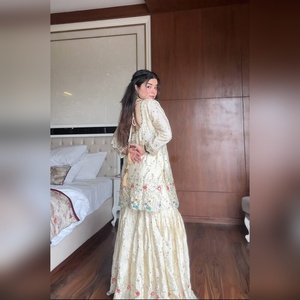 ชุดสلوارคามีซผ้าไหมอีลิท พร้อมงานปักดิ้นหนักทั้งตัวบนและตัวล่าง พร้อมผ้าคลุมไหล่ สำหรับเทศกาลต่างๆ สไตล์บูติก - Product Image 5