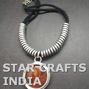 Producto de venta popular de alta calidad Material ecológico Diseño original personalizado Collares de moda colgantes de metal al mejor precio bajo - Product Image 5