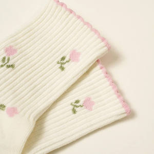 Chaussettes de Pilates personnalisées BCSI, tricotées, motif fleur de tulipe mignon, antidérapantes, respirantes, séchage rapide, à volants, pour femmes, pour la gym/yoga quotidienne en intérieur - Product Image 3