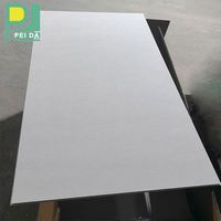 Carreau de plafond en fibre de verre de haute qualité Panneau de plafond à déflecteur acoustique en fibre de verre pour hôtel