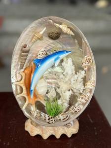 งานฝีมือเรซิ่นและของขวัญสุดพิเศษ รูปปั้นโลมาทำมือระดับพรีเมียม พร้อมลวดลายเปลือกหอยธรรมชาติ สำหรับของขวัญงานฝีมือที่ไม่เหมือนใคร - Product Image 4