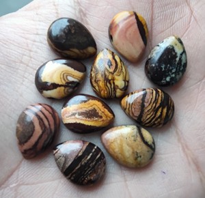 Venta al por mayor Shivoham Jewels Natural Biggs Jasper Teardrop Pear Cut Cabochon Green Flat Back Piedras preciosas calibradas US Origin Tallas - Product Image 3