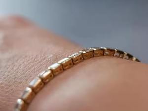 Brazalete de Tenis con Moissanita Corte Esmeralda Estilo Este-Oeste de Sevgi Jewelry, Brazalete de Línea con Engaste de Bisel en Múltiples Longitudes - Product Image 4