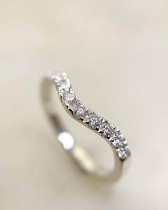 Alianza DE BODA curvada con diamantes de corte redondo de 1,30mm | Anillo apilable de contorno pavimentado | 925 de plata o chapado en oro de 18 quilates | Minimalista para mujer - Product Image 3