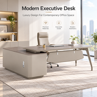Bureau de direction moderne avec pieds en métal et bordure douce au toucher pour espace de travail d'entreprise