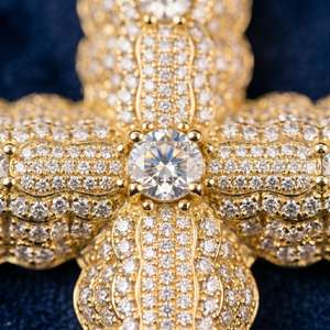 Pendentif croix de luxe Imperial Radiance avec maillons cubains taillés en diamant et pierres CZ glacées en or jaune - Product Image 2