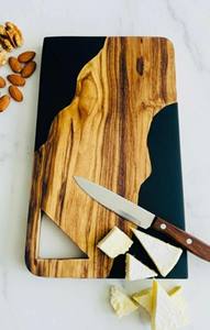 Planche à découper en bois avec résine époxy River Design pièce durable et décorative idéale pour la cuisine ou le cadeau de pendaison de crémaillère - Product Image 3