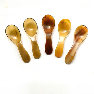 Elaborada con cuerno de Búfalo, Esta cuchara es ideal para té o especias. Una adición única, ecológica y elegante para su cocina - Product Image 2