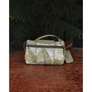 Bolso bandolera de cuero hecho a mano, piel de vaca auténtica, correa ajustable duradera, moda atemporal minimalista clásica perfecta de Indonesia - Product Image 3