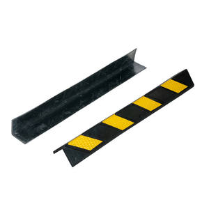Protection d'angle de mur en caoutchouc en forme de L avec bandes de sécurité jaunes réfléchissantes - Product Image 5