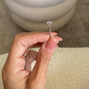 Anillo de compromiso de diamante cultivado en laboratorio de alta calidad VVS claridad corte redondo IGI certificado bisel ajuste 14K oro moderno envío rápido - Product Image 5