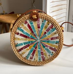 Bolso cruzado de ratán con incrustaciones en el centro de perlas para mujer, bandolera de diseño elegante con círculo Bali, venta al por mayor - Product Image 5