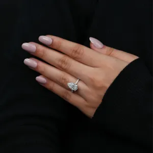 Bague de fiançailles solitaire en diamant de forme poire - Product Image 3