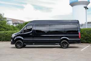 Caravana Sprinter de Pasajeros en Venta |   Minibús Diésel de Techo Alto con Configuración para Sentarse y Dormir, Ideal para Viajes - Product Image 2