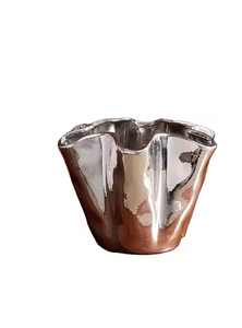 Florero de Metal moderno hecho a mano con acabado antiguo diseño único para sostener flores decorativas por decor Impex - Product Image 3