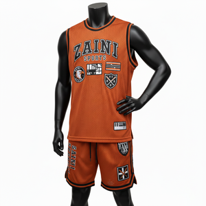 Conjunto deportivo de jersey de malla de poliéster transpirable premium de 180 GSM, naranja y negro, con estampado serigrafiado y logotipo personalizado. - Product Image 1