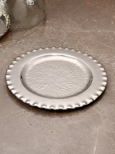 Assiette ronde en métal avec bord ondulé festonné et centre martelé Finition argentée Vaisselle décorative - Product Image 4