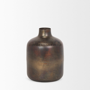 Vase personnalisé en métal noir mat avec forme unique et surface en bois texturé Style de décoration intérieure contemporaine - Product Image 4