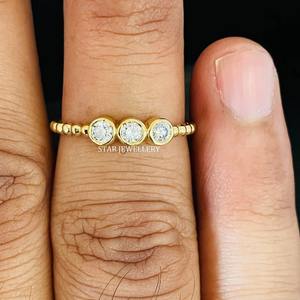 Juego de bisel de oro sólido de 14 quilates Anillo de diamante con vástago de cuentas de diamante natural de tres piedras. - Product Image 3