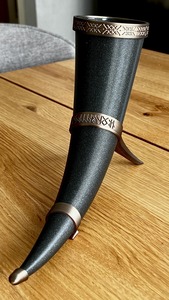 Juego de regalo de cuerno para beber vikingo personalizado con símbolos de mitología nórdica y Funda de cuero cosida a mano para festivales al aire libre - Product Image 2