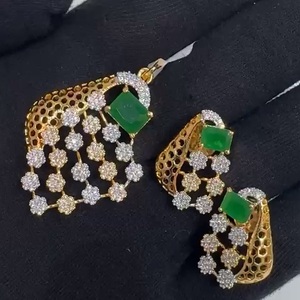 Conjunto de collar con aspecto de piedras CZ chapadas en oro de alta calidad de diseñador con pendientes para colección de ropa de fiesta de boda para mujer - Product Image 1