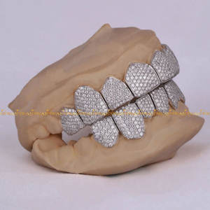 Exclusivos Grillz de Diseñador en Plata de Ley 925 Chapada en Oro con Diamantes Moissanite de 6tcw - Regalo de Boda para un Estilo Único - Product Image 4