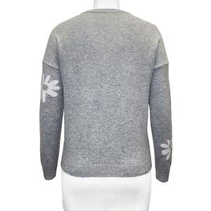 FW23 femmes personnalisé Floral Jequard points pull à manches longues col rond tricoté pull avant Logo mince hiver élégant - Product Image 2