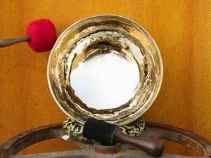 Grand bol chantant tibétain fait à la main pour la méditation cadeau de thérapie par Chakra de guérison sonore en métal - Product Image 6