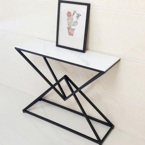 Table console minimaliste en métal avec plateau en marbre aux lignes épurées, idéale pour l'intérieur de la maison style scandinave moderne - Product Image 2