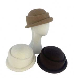 Chapeaux Bob en Laine Tricotés Personnalisés pour Femmes – Modèles Peintre Tendance et Colorés - Product Image 1