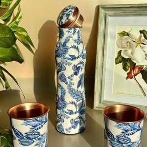 Botellas de cobre con diseño estampado floral clásico de inspiración vintage con una durabilidad superior que las hace perfectas para cada ocasión - Product Image 1