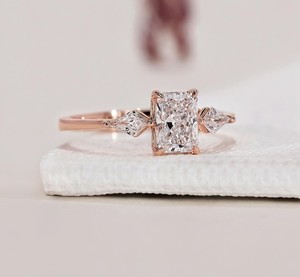 Anillo de Diamante Radiante de 1.27 CT Cultivado en Laboratorio, Certificado IGI, Oro Rosa de 14K, Claridad VVS2, Chapado en Rodio, Joyería Nupcial de Lujo al por Mayor - Product Image 2
