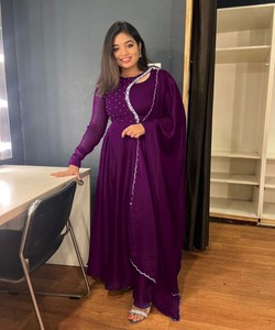 Fabuleux Net Bridal Wear Lehenga Set avec broderie exquise et Zari Detailing readymade bas prix gros surat - Product Image 2