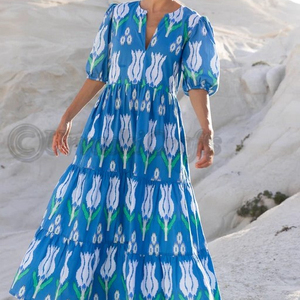 Puff Sleeve Maxi silueta con sus bolsillos de popelina de algodón suavemente estructurados y un cierre seguro de gancho y ojo en el cuello - Product Image 1