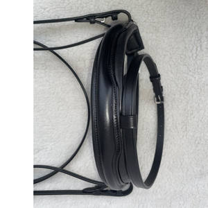 Brida para Caballo de Cuero Negro Premium con Banda Frontal de Acero Inoxidable Estilo Ondulado y Muserola Acolchada, Brida de Equitación Inglesa - Product Image 3
