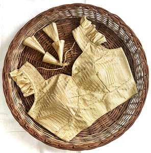 La blusa moderna tiene un material de unión chino pesado La blusa tiene un patrón abierto en la espalda y un hermoso nudo RAASHI - Product Image 2