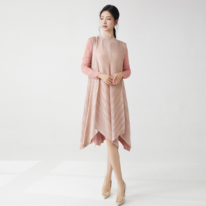 Vendita all'ingrosso di fabbrica: ricevi IT abiti da donna alla moda spediti rapidamente, abito casual elasticizzato con pieghe metalliche, abito irregolare Miyake - Product Image 6