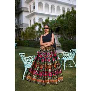 Nuestro mejor lehenga choli tejido con precisión, bellamente elaborado con detalles de diseño banarasi, estilo moderno, de secado rápido, ideal para fiestas. - Product Image 1