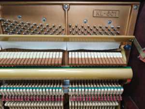 Piano droit d'occasion Purple Kawai KL601 d'origine du Japon, haut de gamme, vente en gros, best-seller pour l'exportation, pour l'enseignement et l'usage domestique - Product Image 4